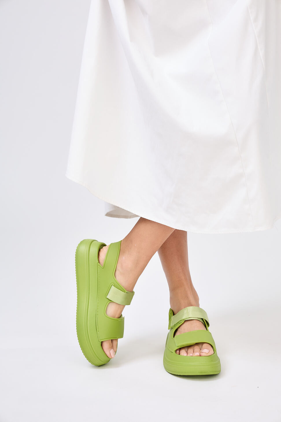 BK573 Sandales compensées à velcro – modèle en plastique souple