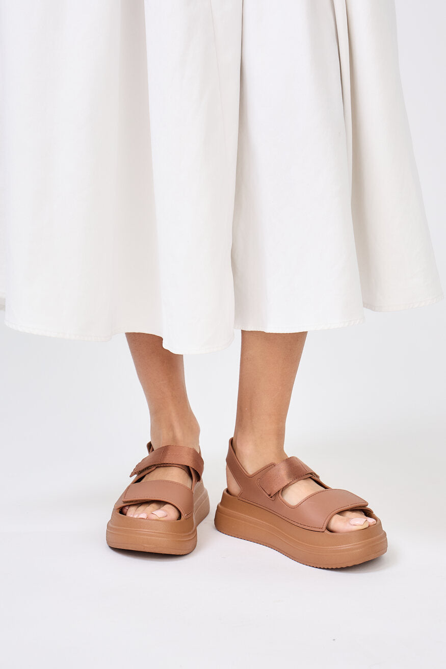 BK573 Sandales compensées à velcro – modèle en plastique souple