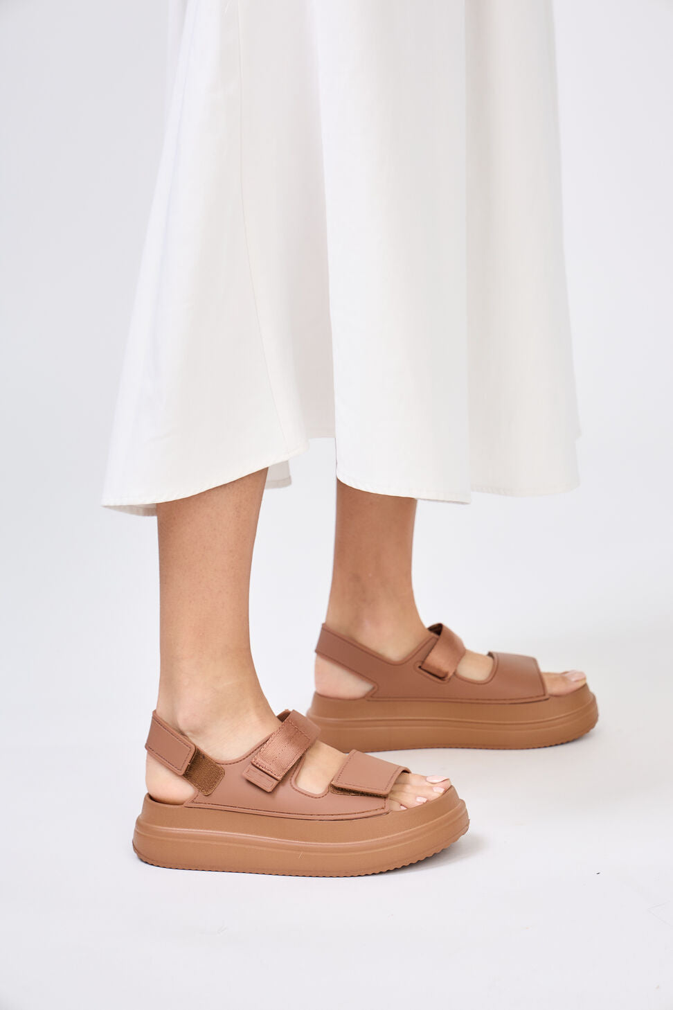 BK573 Sandales compensées à velcro – modèle en plastique souple
