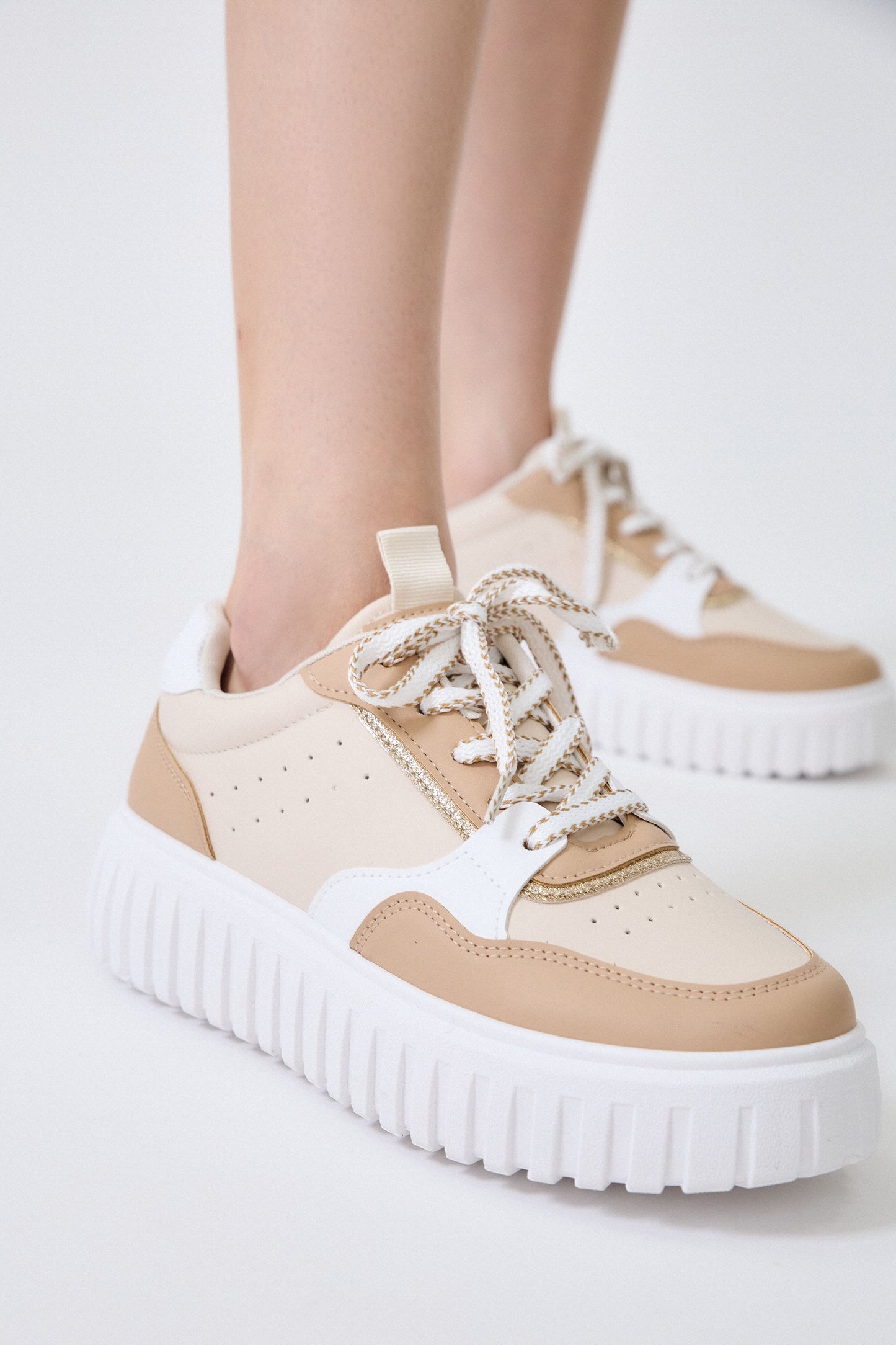 SP533 Baskets bicolore à lacets épais