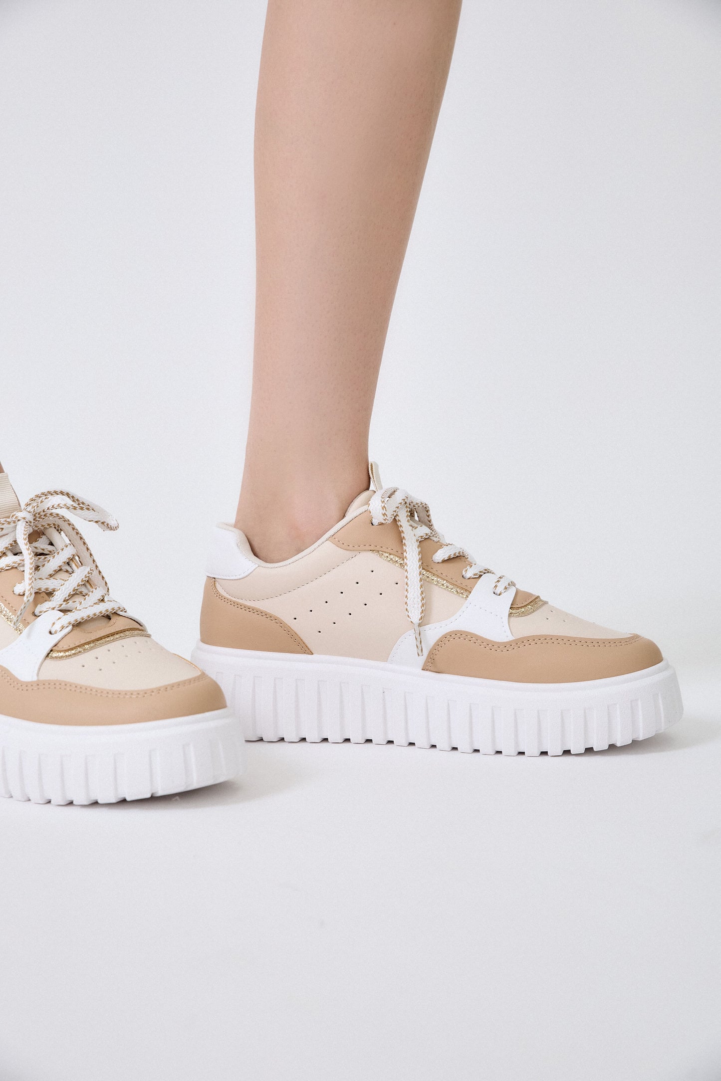 SP533 Baskets bicolore à lacets épais
