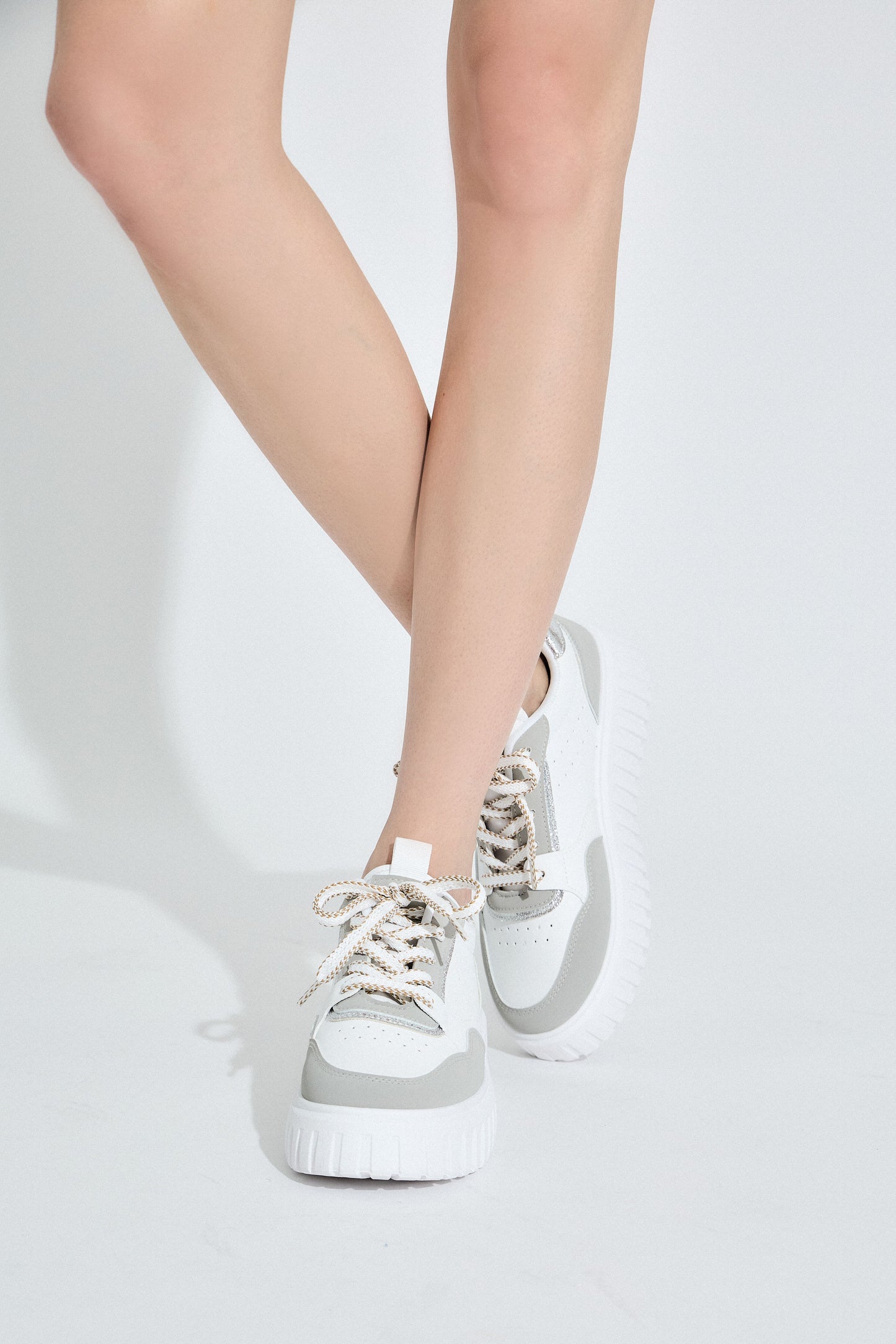 SP533 Baskets bicolore à lacets épais