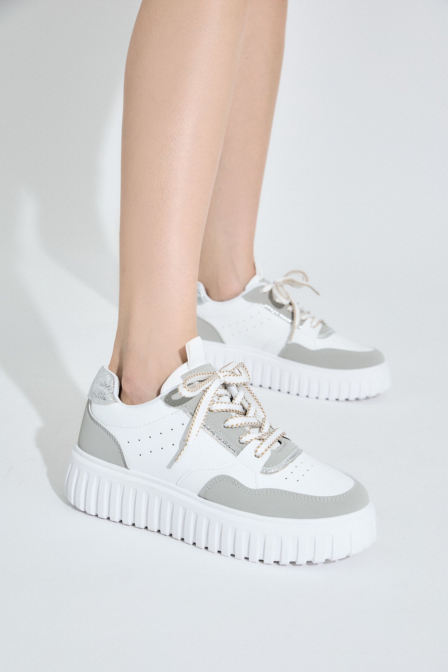 SP533 Baskets bicolore à lacets épais