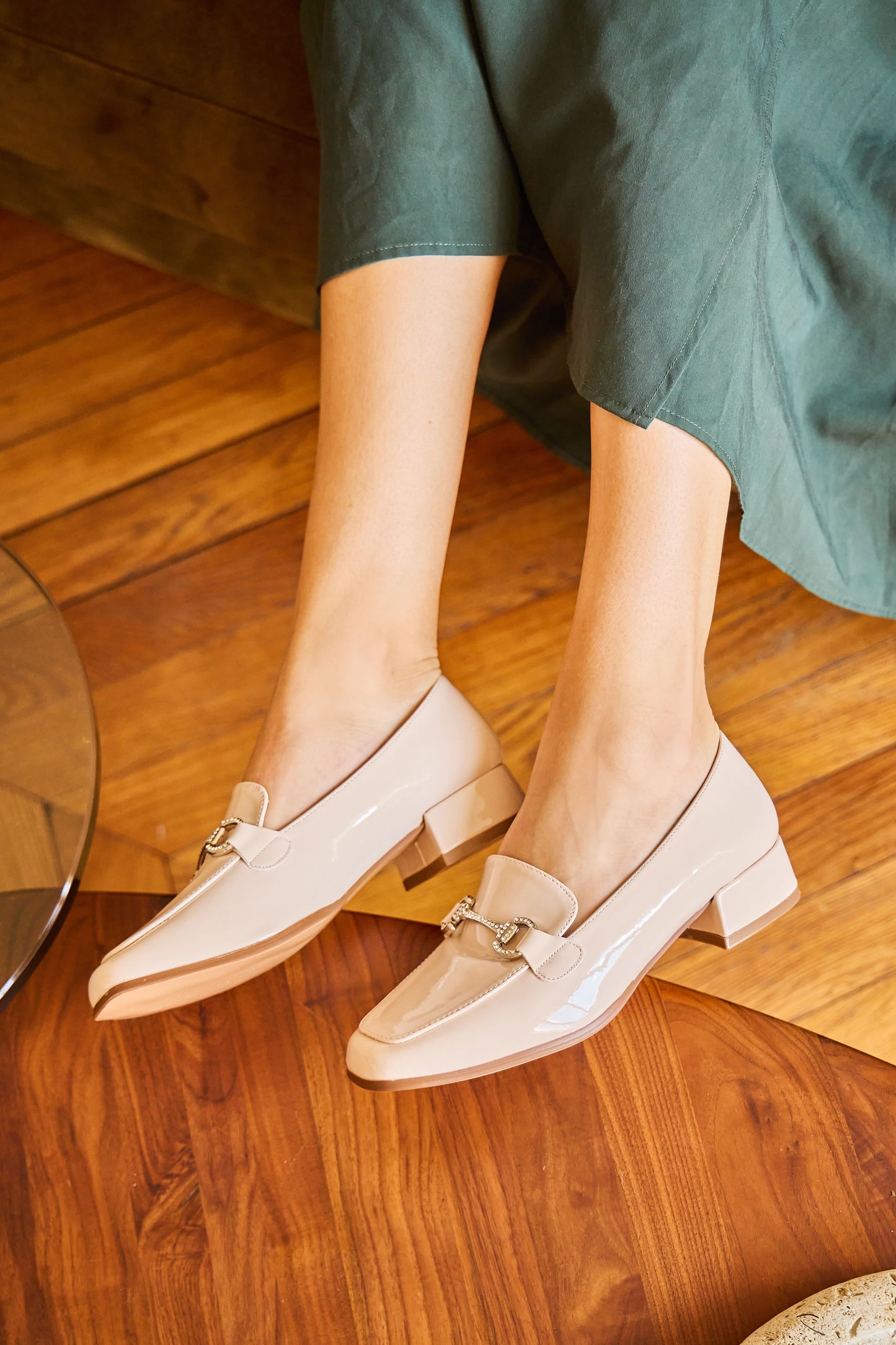 SP543 Escarpins vernis avec bijou