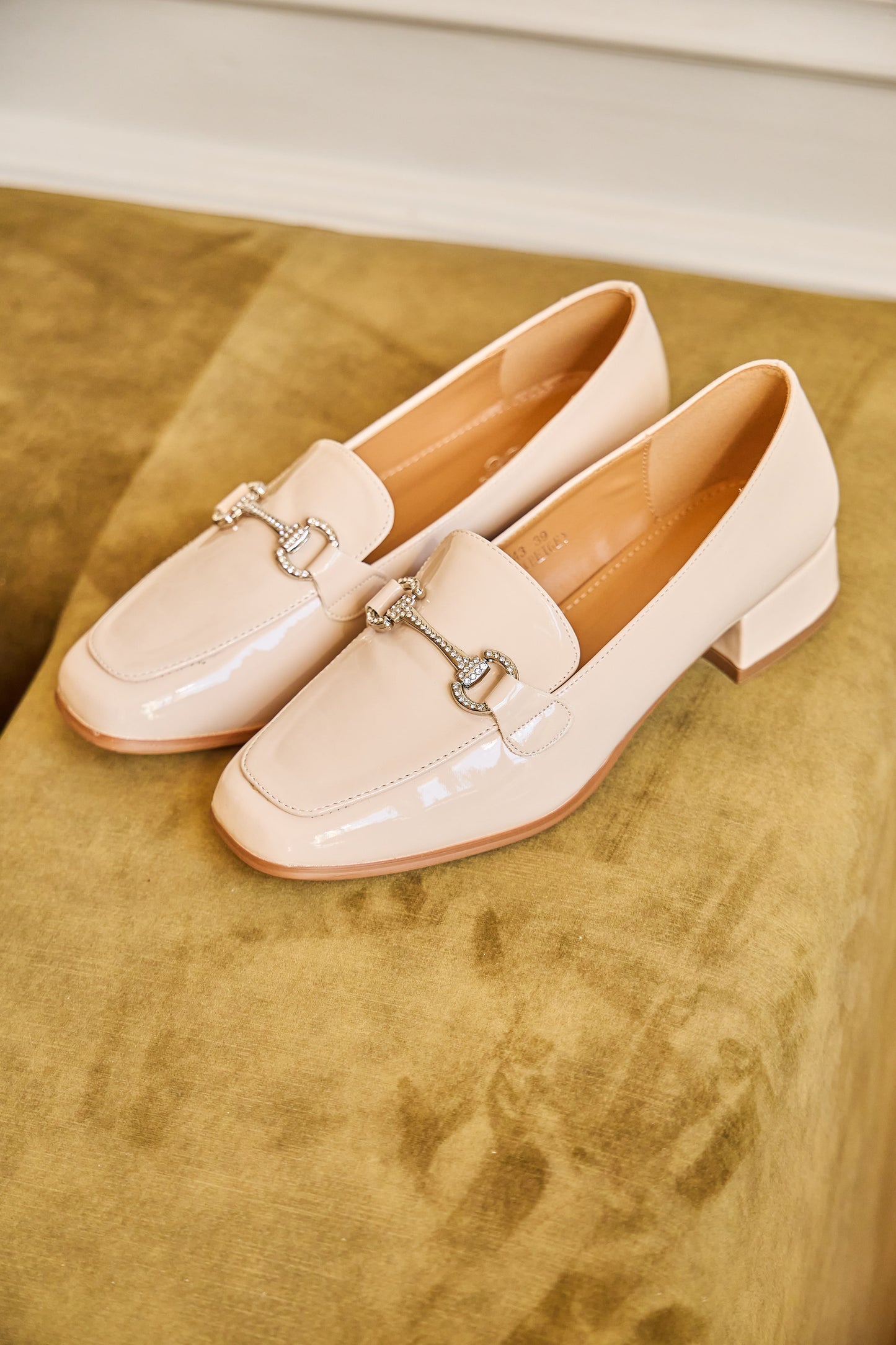 SP543 Escarpins vernis avec bijou