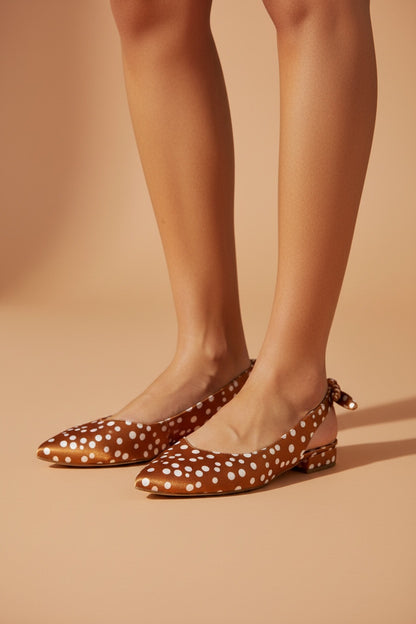 CL080 Ballerines slingback à motifs petits pois ouverte à l’arrière