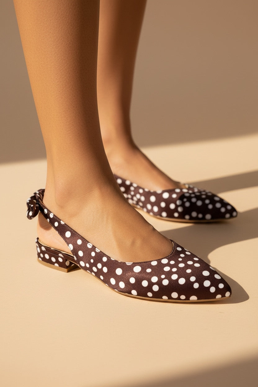 CL080 Ballerines slingback à motifs petits pois ouverte à l’arrière