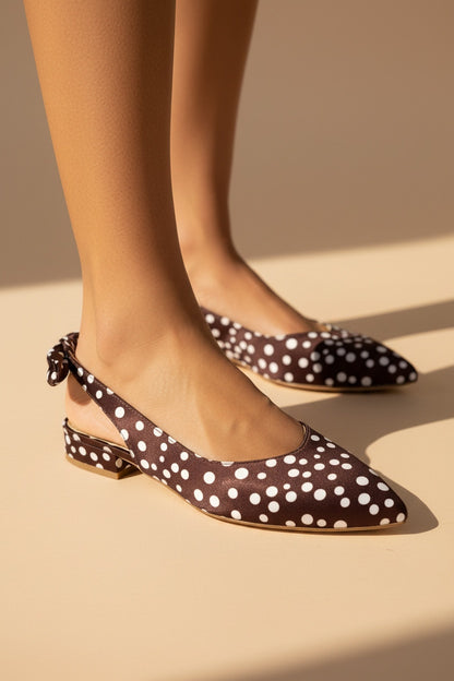 CL080 Ballerines slingback à motifs petits pois ouverte à l’arrière