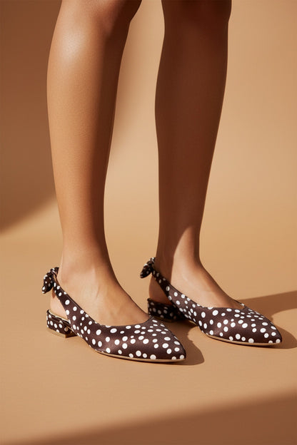 CL080 Ballerines slingback à motifs petits pois ouverte à l’arrière