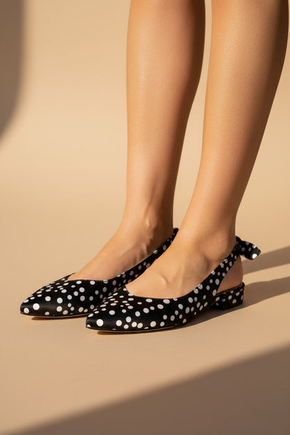 CL080 Ballerines slingback à motifs petits pois ouverte à l’arrière