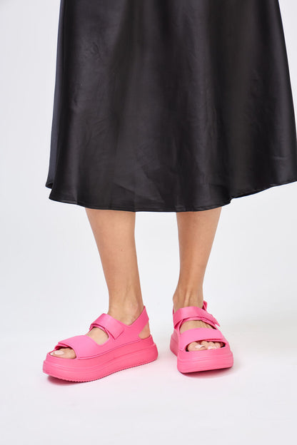 BK573 Sandales compensées à velcro – modèle en plastique souple
