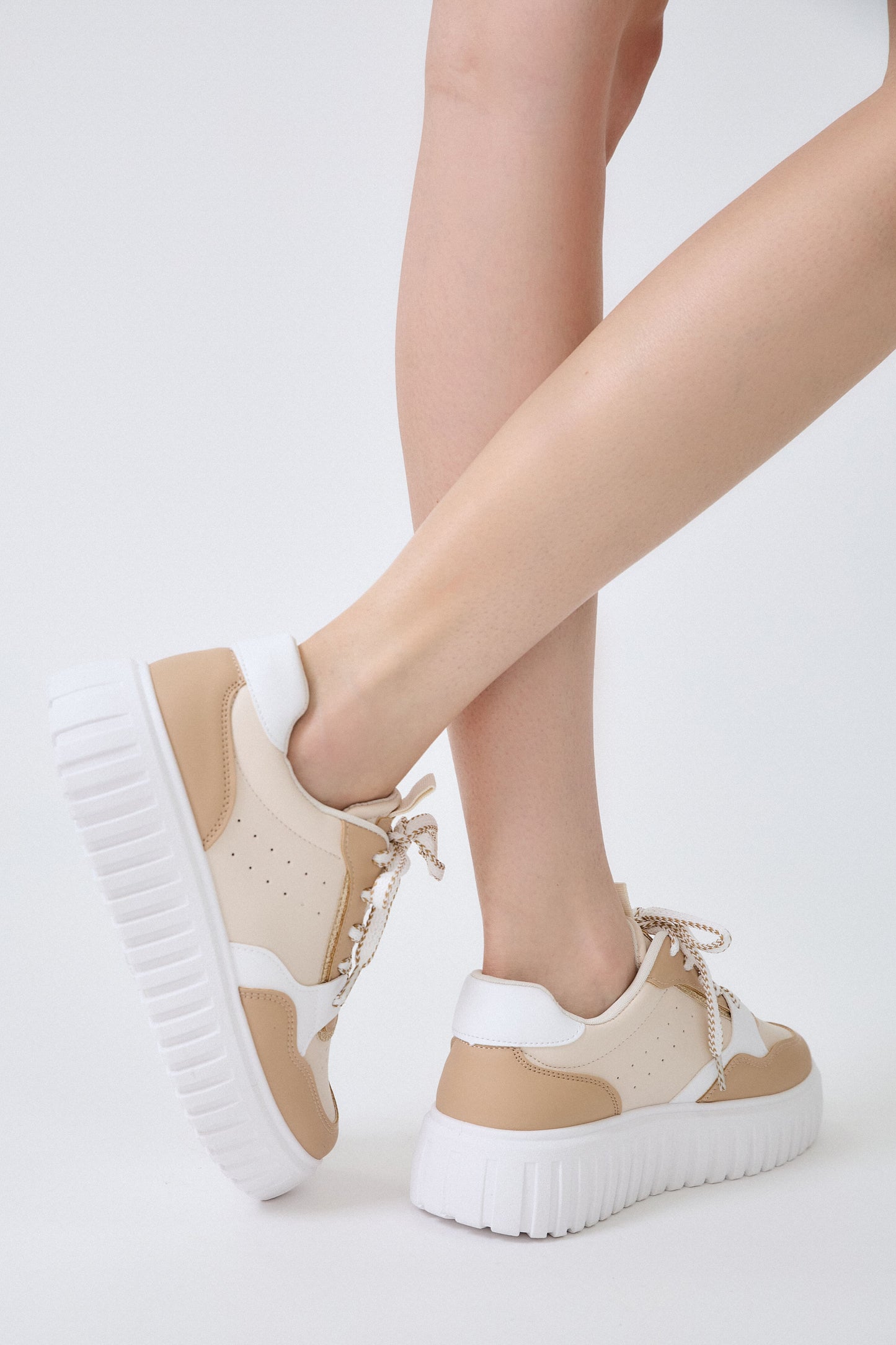 SP533 Baskets bicolore à lacets épais